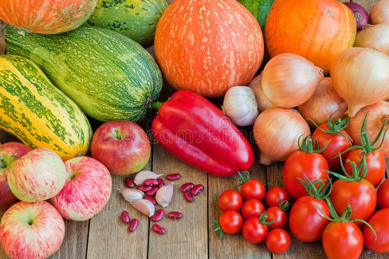 Potirons, oignons, tomates et d'autres légumes sur le backgr en bois photos stock Potirons, oignons, tomates et d'autres légumes sur le backgr en bois photos stock