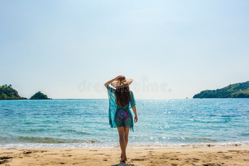Potomstwa dostosowywali kobiety pozycję na tropikalnej plaży w wakacje zdjęcia royalty free Potomstwa dostosowywali kobiety pozycję na tropikalnej plaży w wakacje zdjęcia royalty free