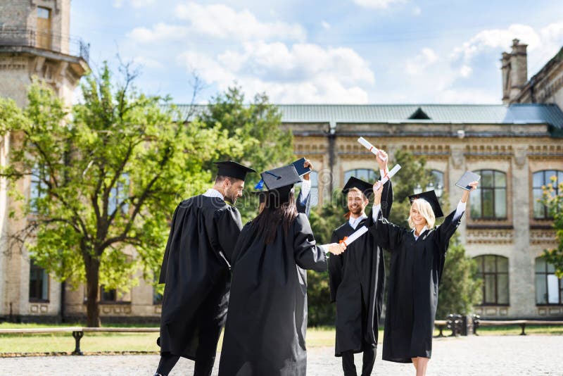 potomstwa kończyli studia uczni z dyplomami wita each inny zdjęcia stock potomstwa kończyli studia uczni z dyplomami wita each inny zdjęcia stock