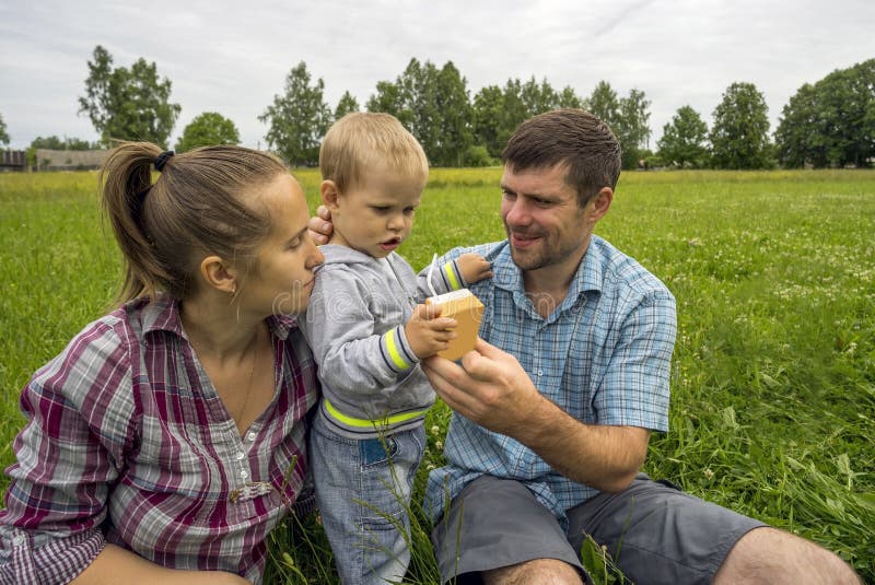 Potomstwa ojcowie, matka 1 i syn, 3 roku na zielonym gazonie zdjęcie stock