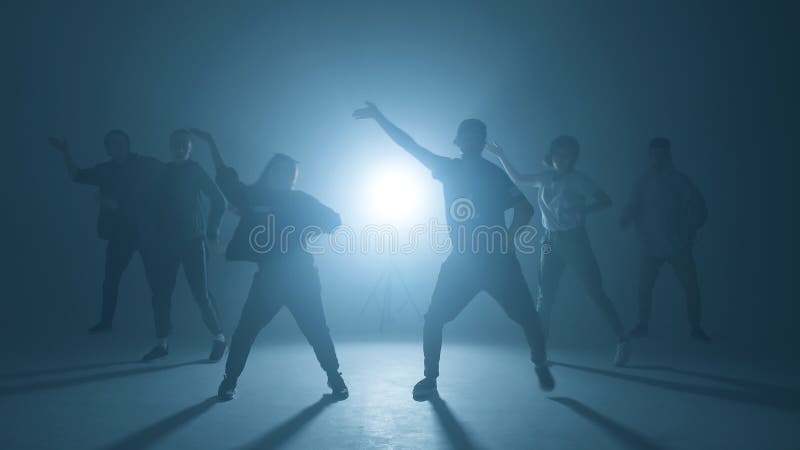 Potomstwo grupa sześć dorosłych ludzi ćwiczy tanczyć na kolorowym tle