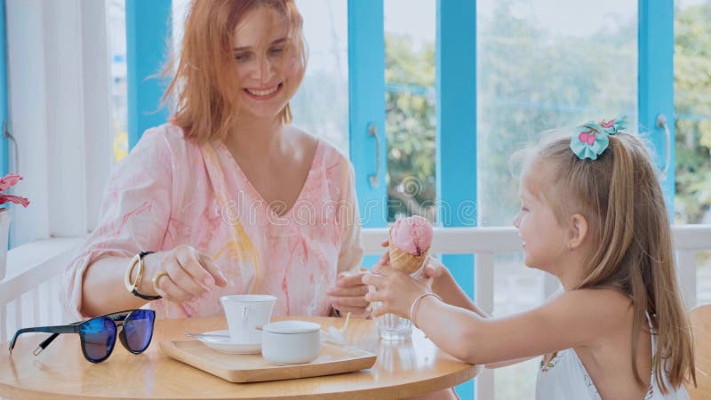 Potomstwo matka i jej mała córka wydaje czas w kawiarni z lody zdjęcia royalty free Potomstwo matka i jej mała córka wydaje czas w kawiarni z lody zdjęcia royalty free