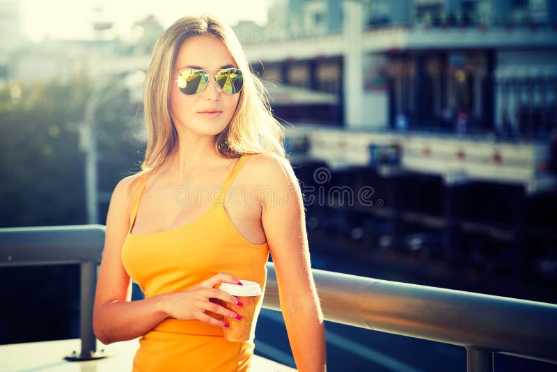 Potomstwo mody kobieta z kawą Iść w mieście zdjęcia royalty free Potomstwo mody kobieta z kawą Iść w mieście zdjęcia royalty free