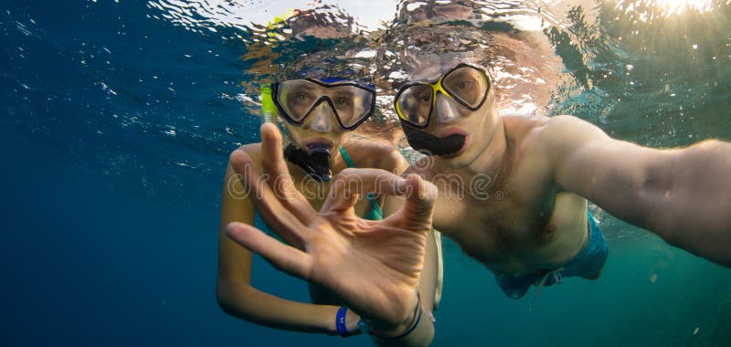Potomstwo para cieszy się snorkeling podwodny selfie portret zdjęcia royalty free Potomstwo para cieszy się snorkeling podwodny selfie portret zdjęcia royalty free