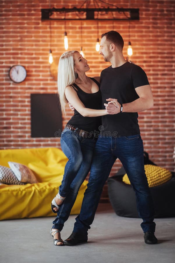 Potomstwo para tanczy łacińską muzykę: Bachata, merengue, salsa Dwa eleganci poza na kawiarni z ściana z cegieł fotografia royalty free Potomstwo para tanczy łacińską muzykę: Bachata, merengue, salsa Dwa eleganci poza na kawiarni z ściana z cegieł fotografia royalty free