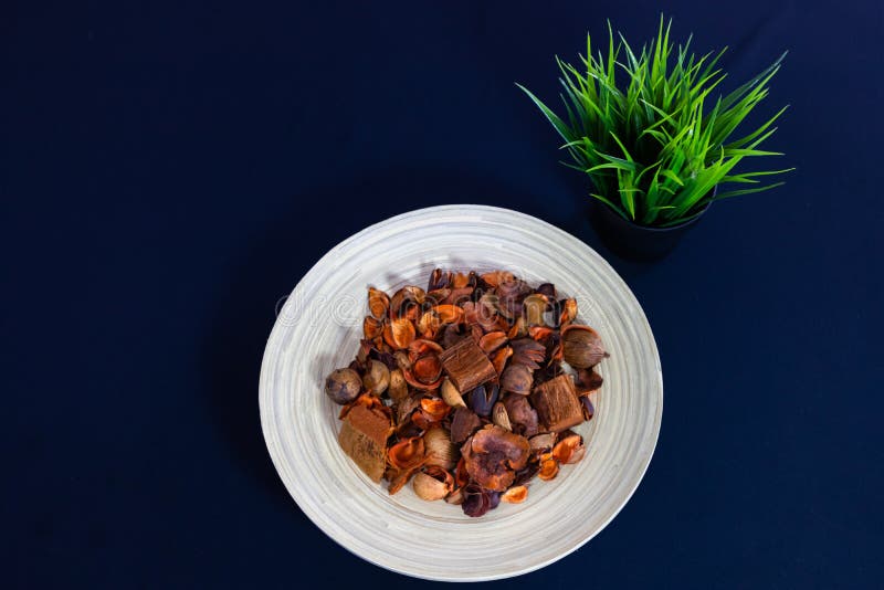 Potpourri W górę widoku w drewnianym talerzu z ciemnym tłem zdjęcie stock Potpourri W górę widoku w drewnianym talerzu z ciemnym tłem zdjęcie stock