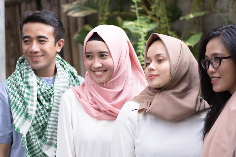 Potrait einer Gruppe die, die Gruppe Männer und Frauen auf eid mub erhält lizenzfreie stockfotos Potrait einer Gruppe die, die Gruppe Männer und Frauen auf eid mub erhält lizenzfreie stockfotos