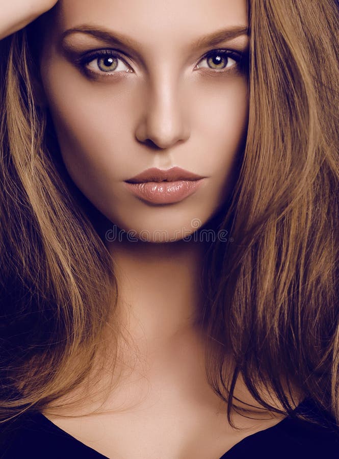 Potrait van mooie jonge vrouw met donker haar en groene ogen stock fotografie Potrait van mooie jonge vrouw met donker haar en groene ogen stock fotografie