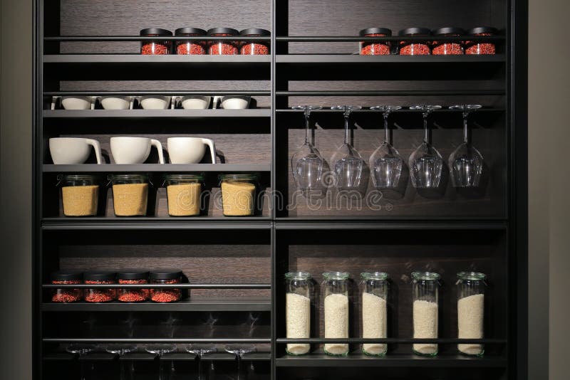 Potrawy kuchenne na półkach zdjęcia royalty free
