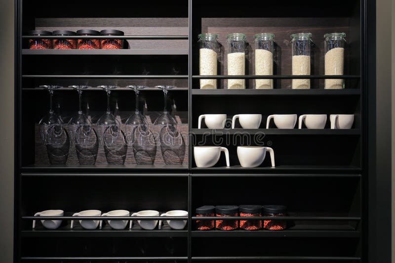 Potrawy kuchenne na półkach obrazy royalty free