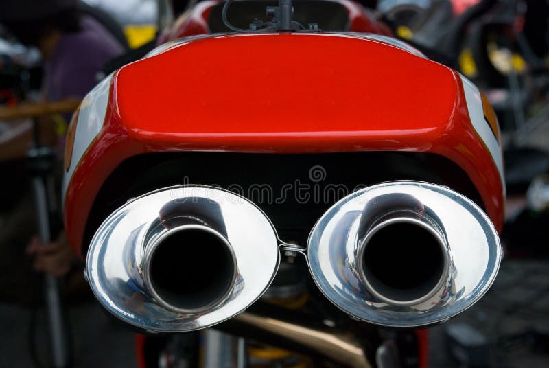 Pots d'échappement d'emballer la motocyclette images stock Pots d'échappement d'emballer la motocyclette images stock