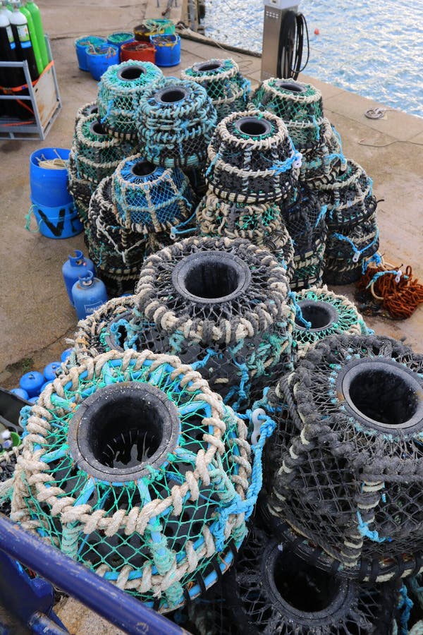 Pots de homard circulaires sur le quai de port photos libres de droits Pots de homard circulaires sur le quai de port photos libres de droits