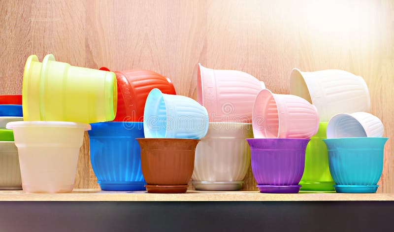 Pots De Plantes En Plastique En Magasin Photo stock - Image du fermer,  affaires: 214523850