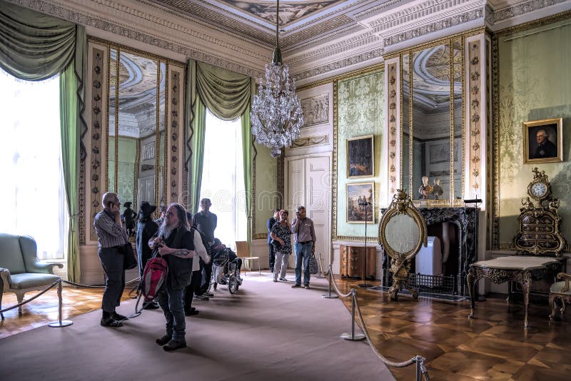 Potsdam Berlin 18-05-2017 gości ` neue palais ` Sans souci w Potsdam, podziwia barokowego wnętrze ten pałac budujący wewnątrz obraz stock Potsdam Berlin 18-05-2017 gości ` neue palais ` Sans souci w Potsdam, podziwia barokowego wnętrze ten pałac budujący wewnątrz obraz stock