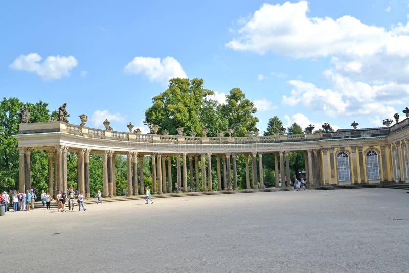 Potsdam, Germania Un'ala di una colonnato di thepalace di Frederick le grande nel parco di Sanssousi immagini stock Potsdam, Germania Un'ala di una colonnato di thepalace di Frederick le grande nel parco di Sanssousi immagini stock
