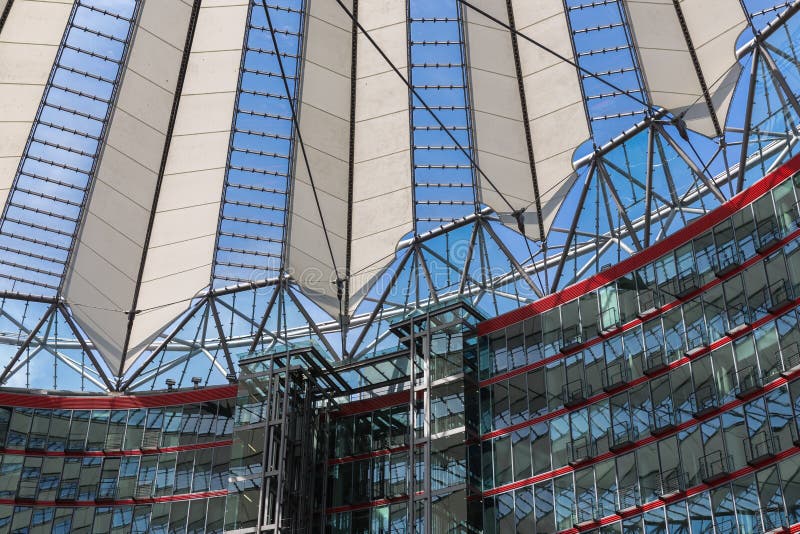 Potsdamer platz, futuristische dakkoepel van Sony Center royalty-vrije stock foto Potsdamer platz, futuristische dakkoepel van Sony Center royalty-vrije stock foto
