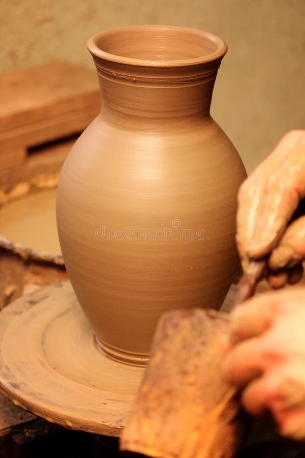 Closeup of potter's hands making clay water pot on pottery wheel. Clay pots  are used since ancient times and can be found in Indian subcontinent Stock  Photo - Alamy