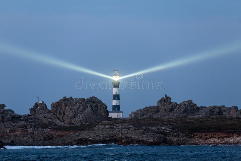 Potężna latarnia morska iluminująca