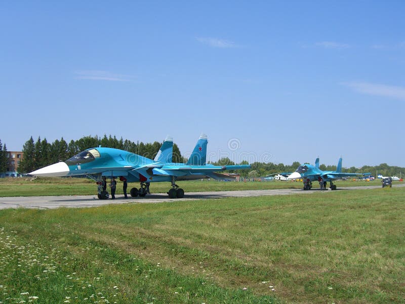 Potężny Rosyjski militarny myśliwa odrzutowego samolot na pasie startowym SU-34 zdjęcia stock Potężny Rosyjski militarny myśliwa odrzutowego samolot na pasie startowym SU-34 zdjęcia stock