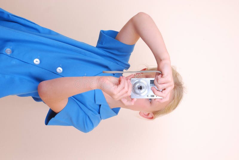 Menina em idade escolar a tirar fotografias foto de stock royalty free