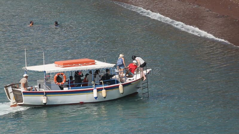 Pouca natação do barco a suportar, turistas felizes e curiosos da aterrissagem na praia