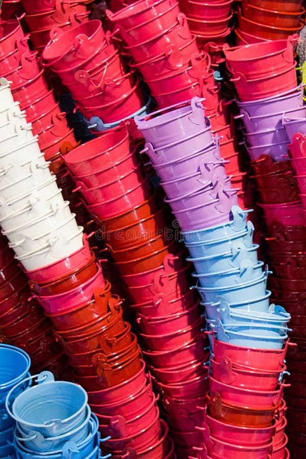 Pouco ajustou-se das cubetas de v?rias cores para a venda imagens de stock Pouco ajustou-se das cubetas de v?rias cores para a venda imagens de stock