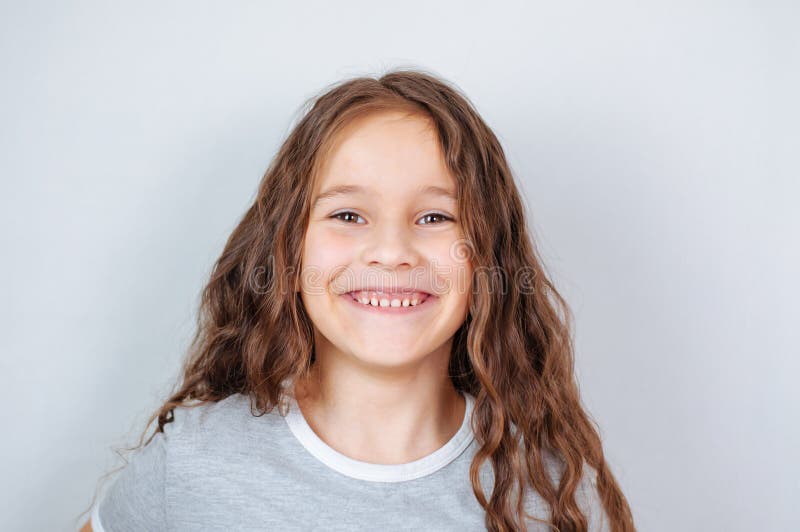 Pouco menina da crian?a que levanta no est?dio Crian?a emocional perfeita da forma do retrato Crian?a caucasiano da cara bonita 6 fotos de stock Pouco menina da crian?a que levanta no est?dio Crian?a emocional perfeita da forma do retrato Crian?a caucasiano da cara bonita 6 fotos de stock