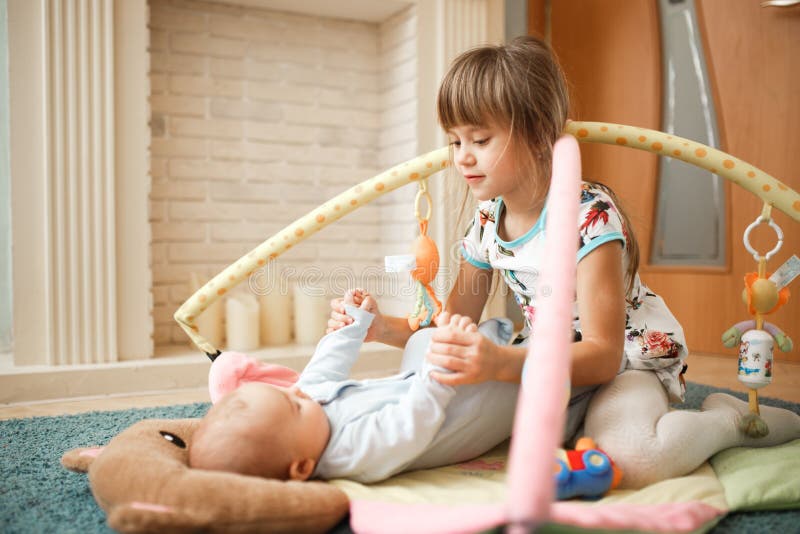 Jogo de dois irmãos foto de stock. Imagem de folha, retrato - 62144608