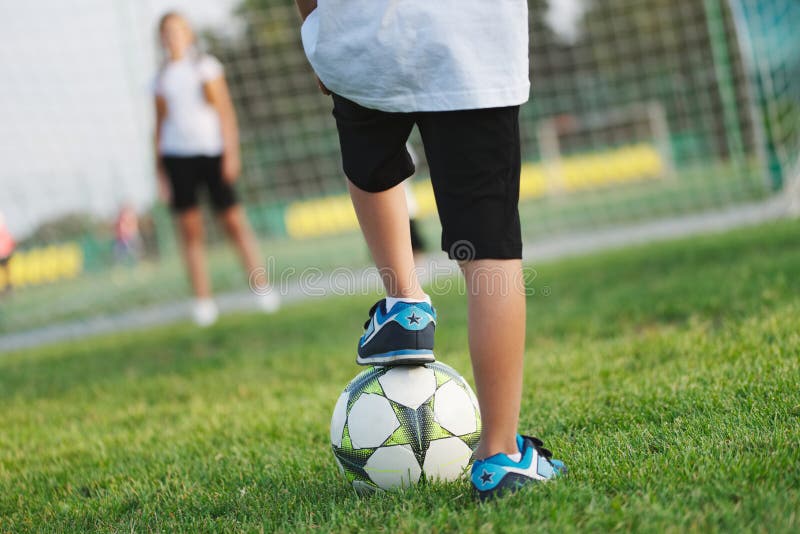 Pouco menino feliz no campo de futebol fotografia de stock royalty free Pouco menino feliz no campo de futebol fotografia de stock royalty free