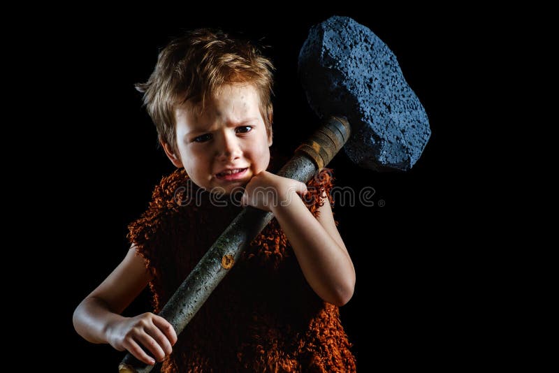Pouco menino irritado engraçado do guerreiro Neanderthal ou uma CTOC-Magnon Homem das cavernas antigo, antigo fotografia de stock royalty free Pouco menino irritado engraçado do guerreiro Neanderthal ou uma CTOC-Magnon Homem das cavernas antigo, antigo fotografia de stock royalty free