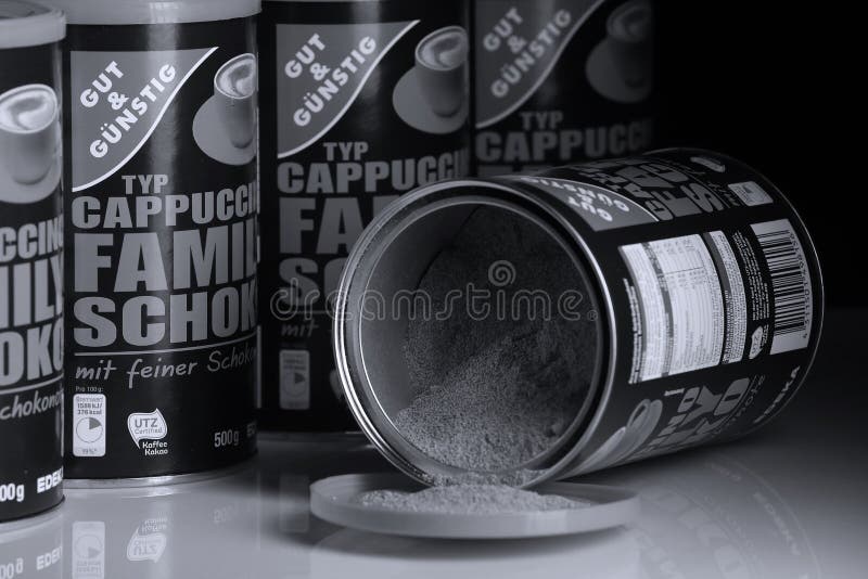Poudre de cappuccino d'intestin et de Gunstig, marque d'Edeka image libre de droits Poudre de cappuccino d'intestin et de Gunstig, marque d'Edeka image libre de droits