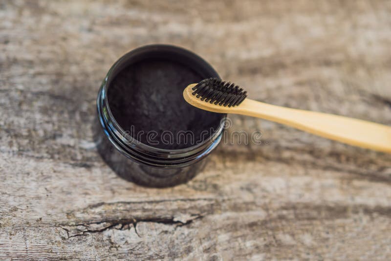 Poudre au charbon actif + brosses à dents en bambou