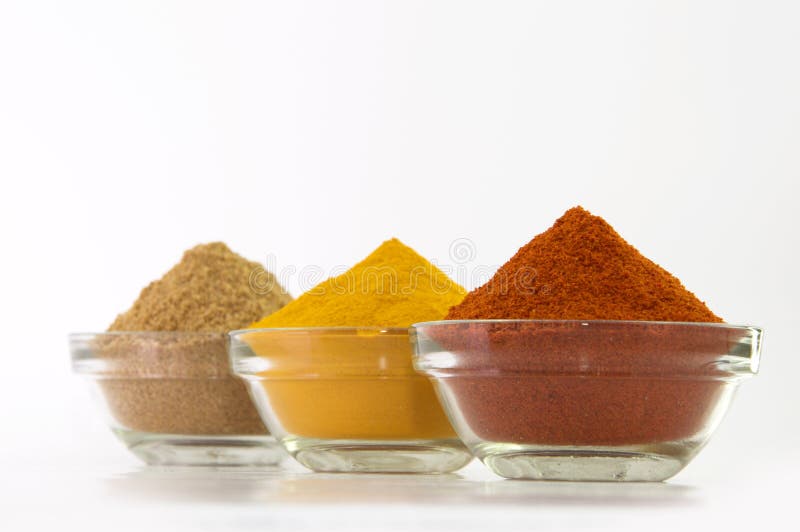 Poudre de poudre de piments, de poudre de safran des indes et de coriandre dans la cuvette images stock Poudre de poudre de piments, de poudre de safran des indes et de coriandre dans la cuvette images stock