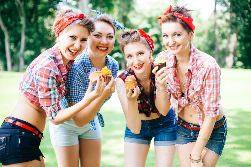 Poule-partie de rockabilly en parc Portrait de deux filles dans le cadre Groupe d'amis au parc ayant l'amusement photo stock Poule-partie de rockabilly en parc Portrait de deux filles dans le cadre Groupe d'amis au parc ayant l'amusement photo stock