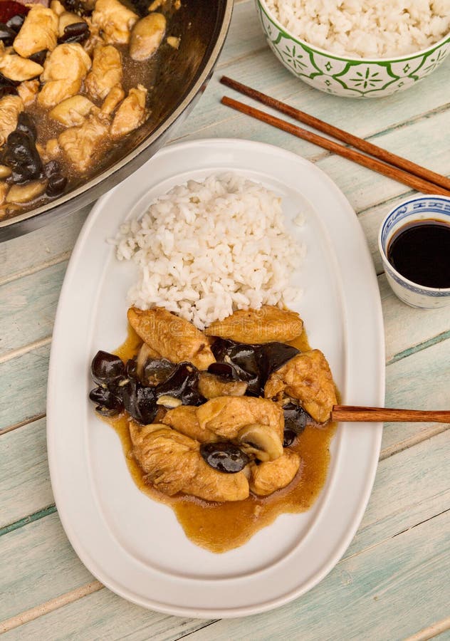 Poulet chinois avec des champignons photographie stock libre de droits Poulet chinois avec des champignons photographie stock libre de droits
