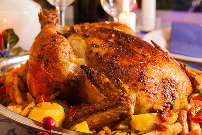 Poulet cuit au four pour le dîner de Noël photo stock Poulet cuit au four pour le dîner de Noël photo stock
