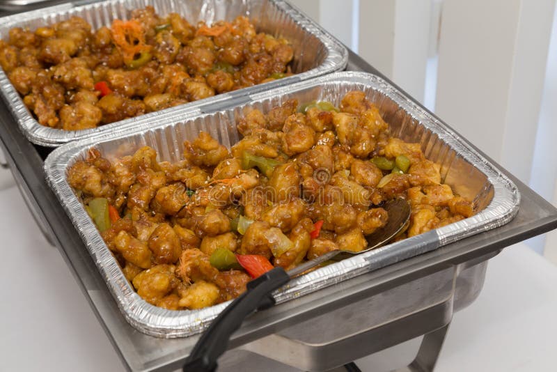 Poulet doux et aigre à un buffet photo stock Poulet doux et aigre à un buffet photo stock