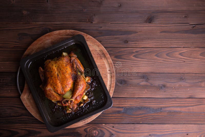 Poulet entier/dinde rôtis pour la célébration et les vacances Noël, thanksgiving, dîner de réveillon de la Saint Sylvestre image stock Poulet entier/dinde rôtis pour la célébration et les vacances Noël, thanksgiving, dîner de réveillon de la Saint Sylvestre image stock