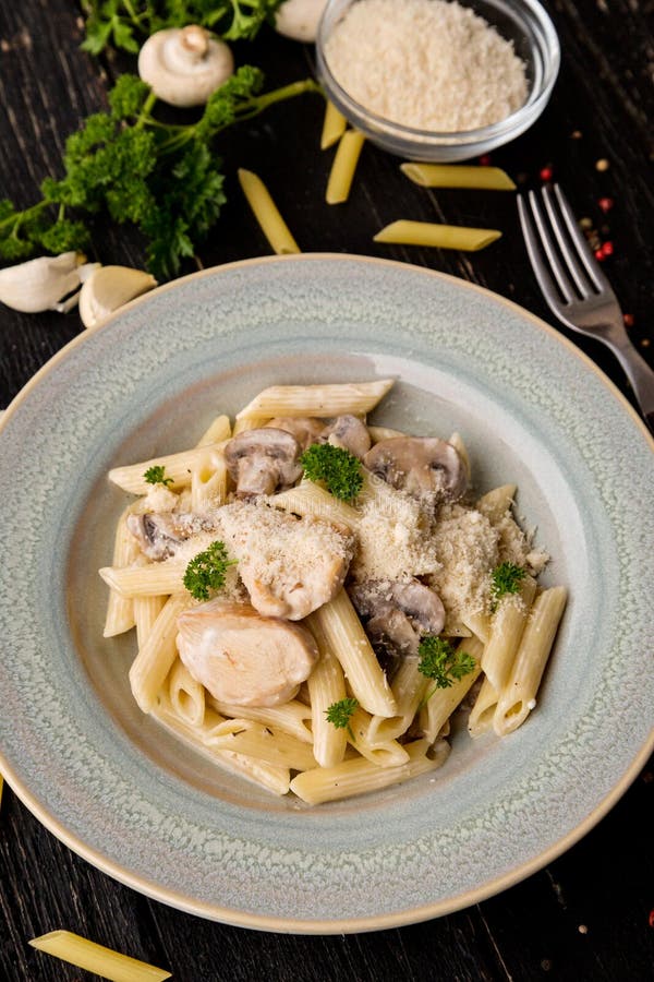 Poulet et champignon crémeux avec des pâtes de penne photos libres de droits Poulet et champignon crémeux avec des pâtes de penne photos libres de droits