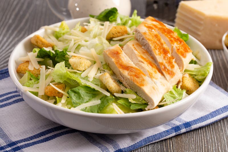 Poulet frais Caesar Salad sur un Tableau en bois photo stock
