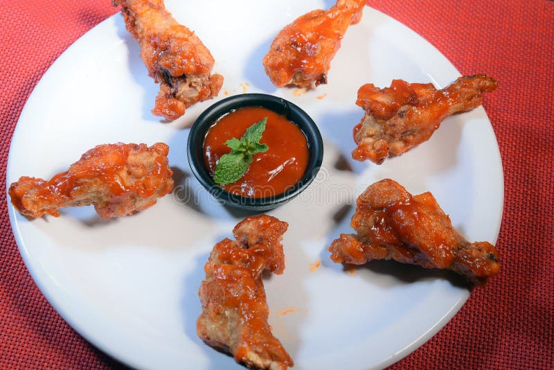 Poulet frit avec sauce rouge épicée.
