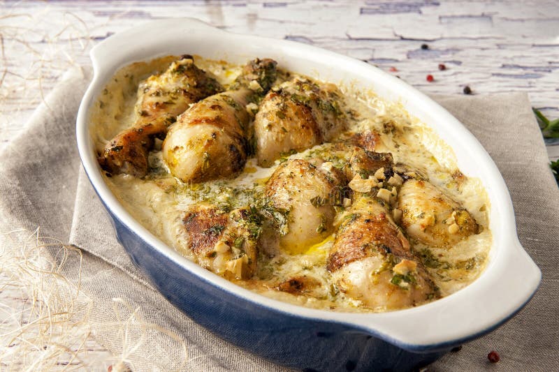 Poulet frit cuit à une sauce crémeuse avec l'ail image libre de droits Poulet frit cuit à une sauce crémeuse avec l'ail image libre de droits
