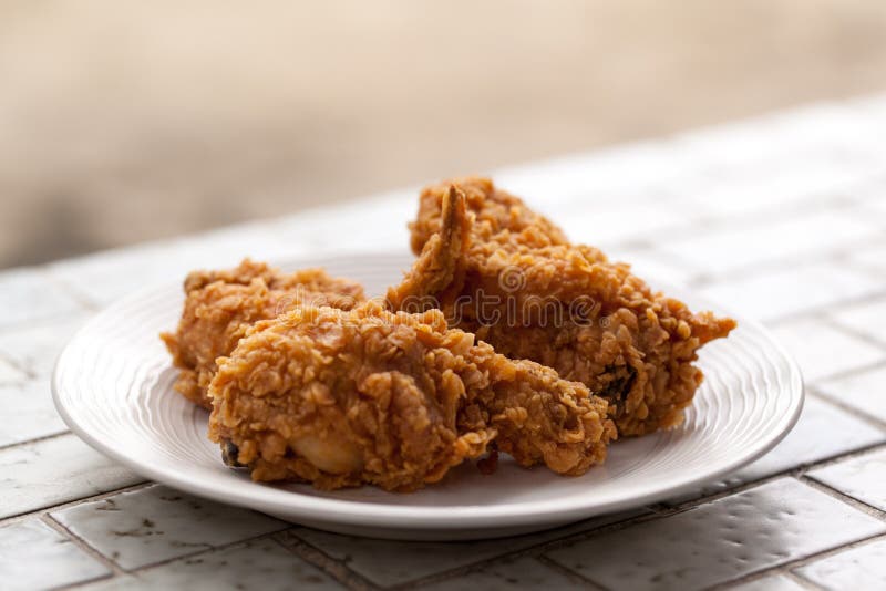 Poulet frit d'une plaque image libre de droits