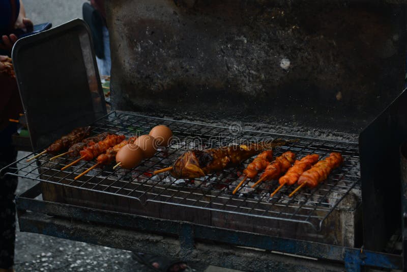 Poulet grillé et oeuf grillé en nourriture de rue de colporteur, province de songkhla au hatyai, vue supérieure, Thaïlande images stock Poulet grillé et oeuf grillé en nourriture de rue de colporteur, province de songkhla au hatyai, vue supérieure, Thaïlande images stock