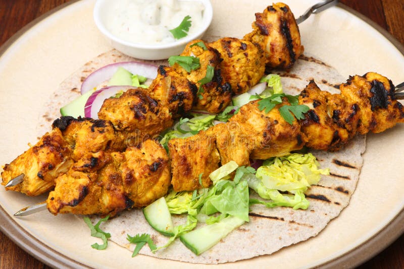 Poulet indien Tikka avec l'enveloppe de chapatti images stock Poulet indien Tikka avec l'enveloppe de chapatti images stock