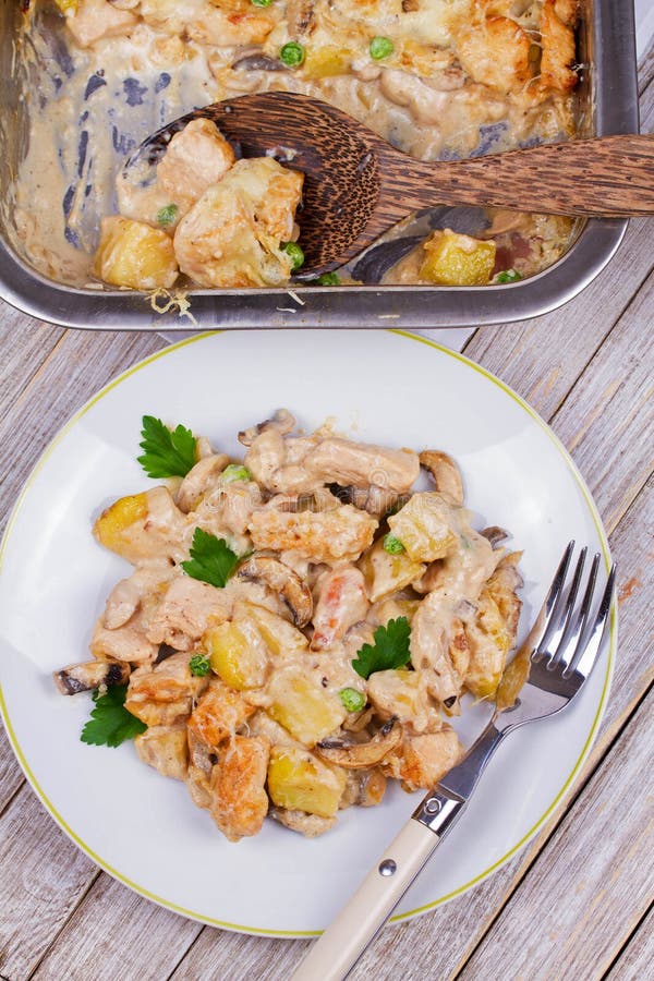 Poulet, pomme de terre et champignons crémeux cuits au four images libres de droits Poulet, pomme de terre et champignons crémeux cuits au four images libres de droits