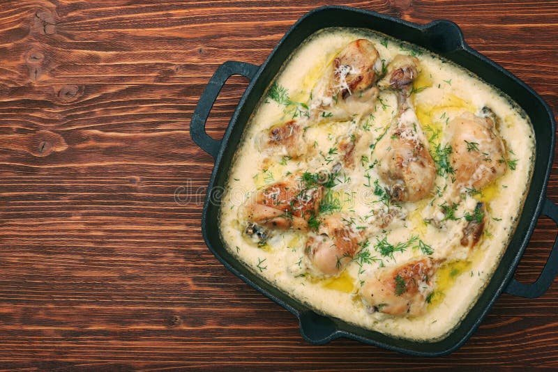 Poulet rôti avec de la sauce crémeuse image libre de droits Poulet rôti avec de la sauce crémeuse image libre de droits