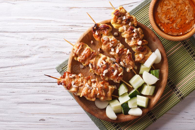 Poulet satay avec de la sauce délicieuse à arachide vue supérieure horizontale images libres de droits Poulet satay avec de la sauce délicieuse à arachide vue supérieure horizontale images libres de droits