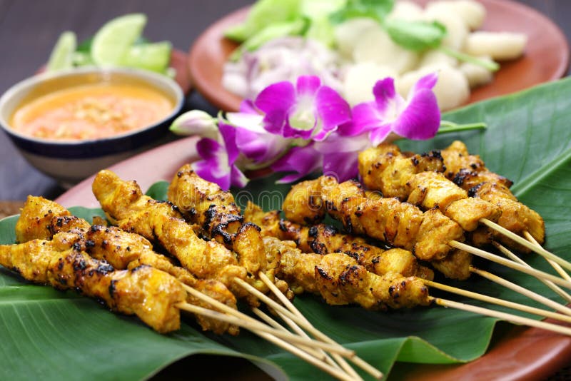 Poulet satay avec de la sauce à arachide, cuisine indonésienne de brochette images stock Poulet satay avec de la sauce à arachide, cuisine indonésienne de brochette images stock