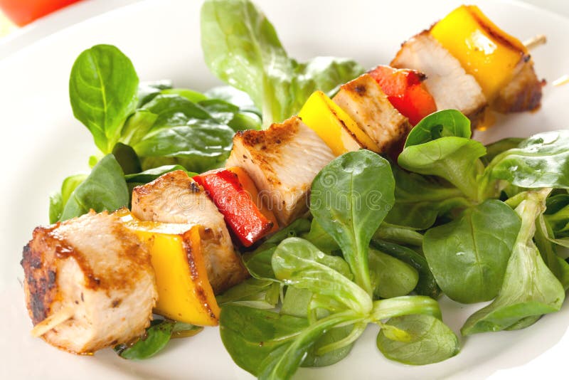 Poultry skewer with salad